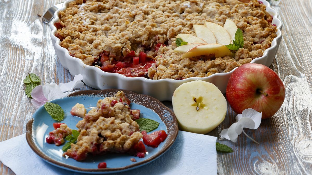 Kouzlení s jablky: Recepty na crumble, žemlovku, pečenou perličku a kachnu